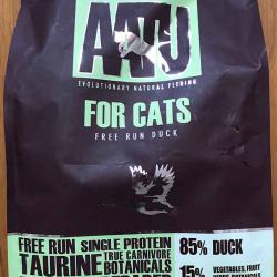 Фото сухого беззернового полнорационного корма «Ату» с уткой, выращенной на свободном выгуле, для взрослых кошек