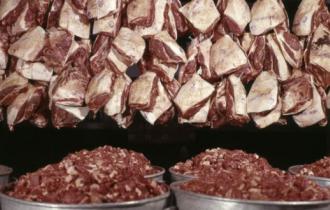 Мясо и продукты переработки мяса (20%, эквивалентно 40% регидрированного мяса и продуктов переработки, не менее 14% домашней птицы и 4% индейки)