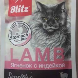 Фото упаковки консервированного полнорационного корма «Блиц Сенситив» с ягнёнком и индейкой для кошек