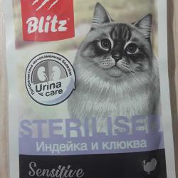 Фото упаковки консервированного полнорационного корма «Блиц Сенситив Стерилайзд» с индейкой и клюквой для кошек после кастрации