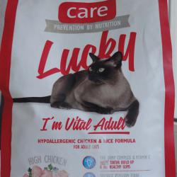Фото сухого гипоаллергенного полнорационного корма «Брит Кеа Лаки — Вайтл Эдалт» с курицей и рисом для взрослых кошек