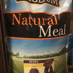 Фото мешка сухого полнорационного корма «Меглиум» с курицей для щенков (взрослый вес собак от 8 до 36 кг)