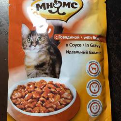 Фото консервированного полнорационного корма — кусочки в соусе с говядиной для взрослых кошек