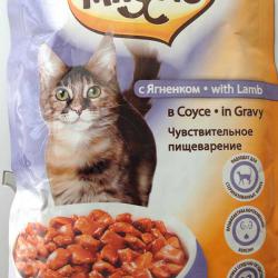 Фото консервированного полнорационного корма «Мнямс» с ягнёнком в соусе для взрослых кошек с чувствительным пищеварением