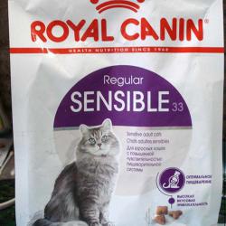 Фото мешка сухого полнорационного корма «Роял Канин Сенсибл 33» для взрослых кошек с чувствительной пищеварительной системой