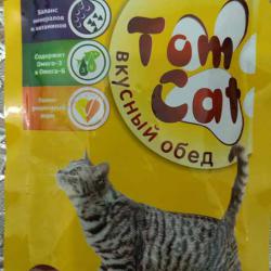 Фото консервированного полнорационного корма «Том Кэт» с птицей в соусе для кошек