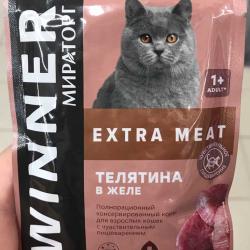 Консервированный полнорационный корм «Виннер Экстра Мит» с телятиной для взрослых кошек с чувствительным пищеварением.